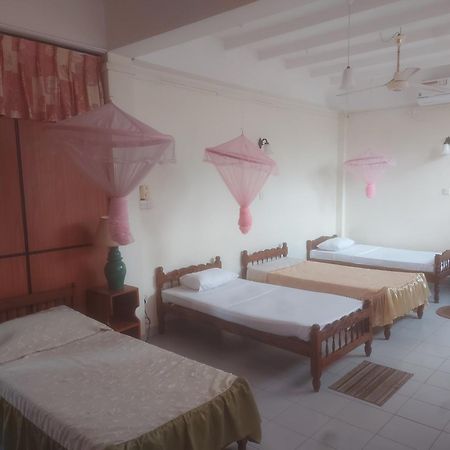 Hotel Shalini Anuradhapura Værelse billede