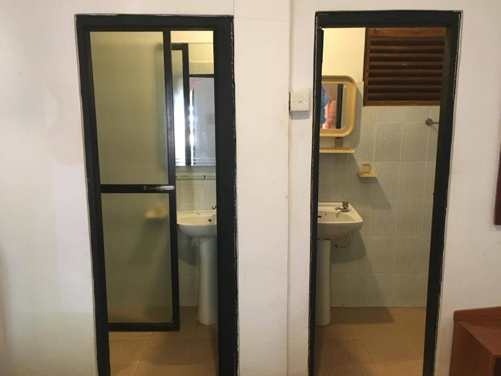 Hotel Shalini Anuradhapura Værelse billede