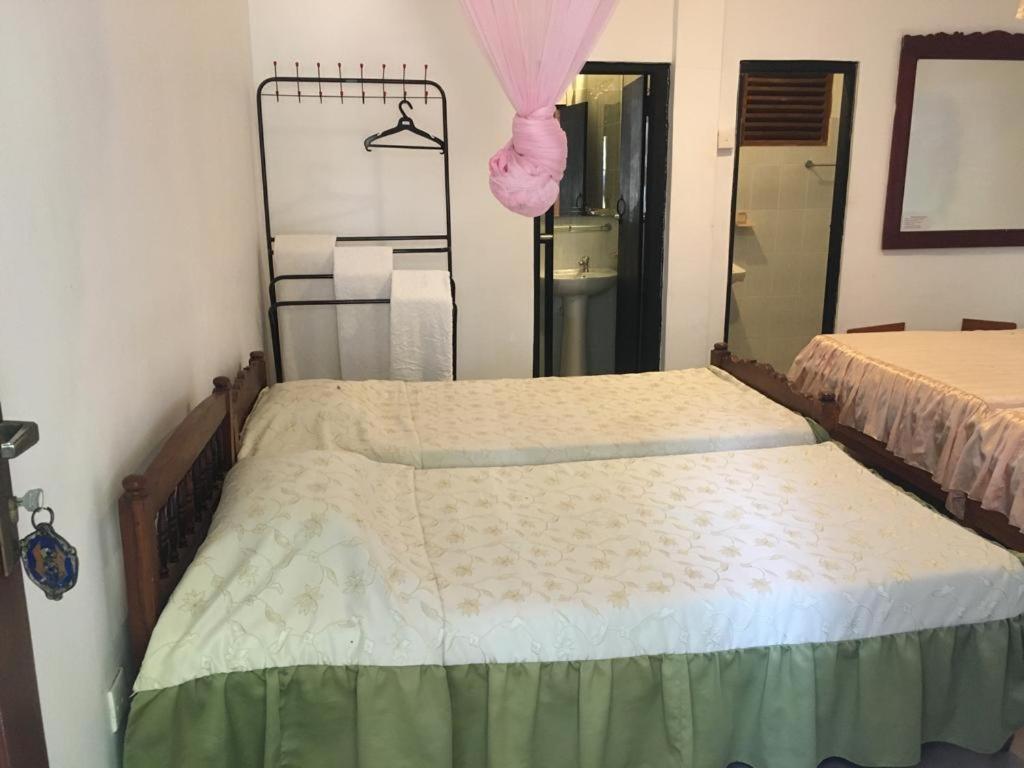 Hotel Shalini Anuradhapura Værelse billede