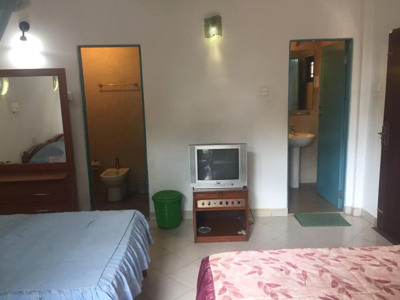 Hotel Shalini Anuradhapura Værelse billede