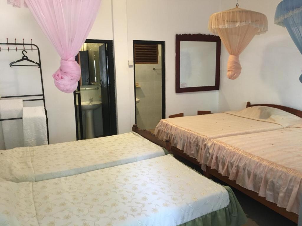 Hotel Shalini Anuradhapura Værelse billede